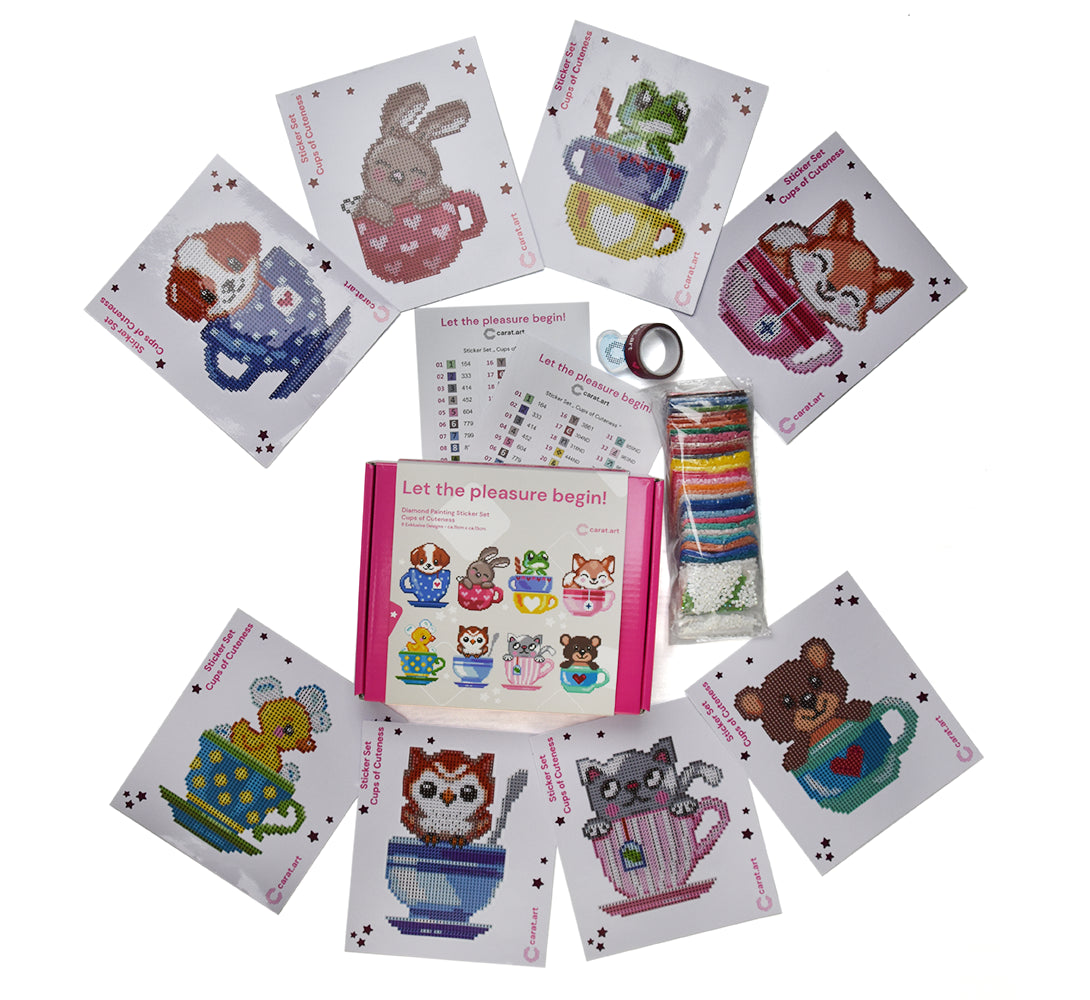 Diamond Painting Sticker Set mit 8 verschiedenen Motiven von kleinen Tieren in Tassen auf einzelnen Stickerbögen mit Harzsteinen, Zubehör und Box