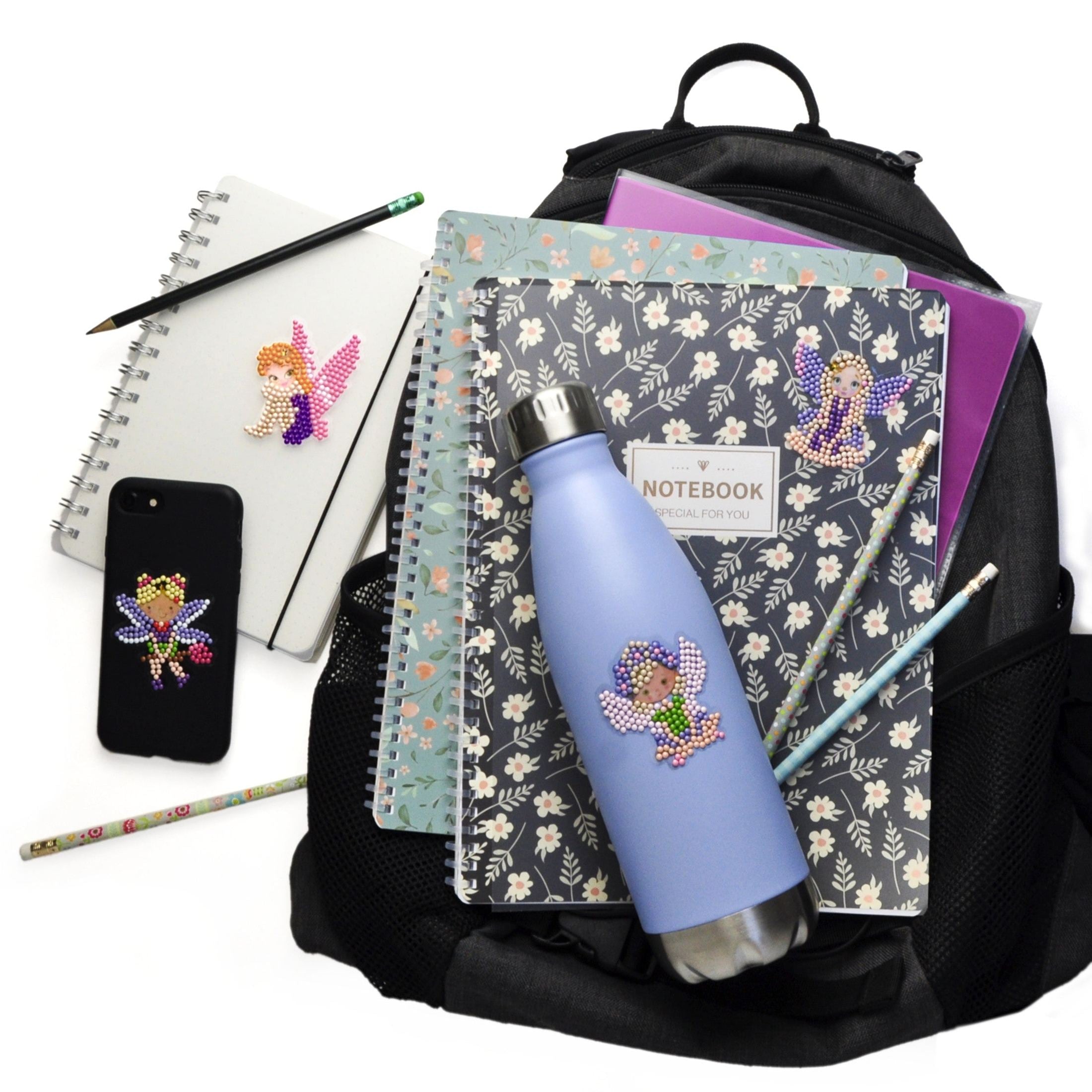 Kreative Schultüten-Idee für Kinder: Feen Sticker mit Blumenfeen, Feenmädchen und Fliegenpilz-Feen als zauberhafte Dekoration auf Schulheften, Trinkflasche und Handyhülle – Diamond Painting Sticker zum Gestalten