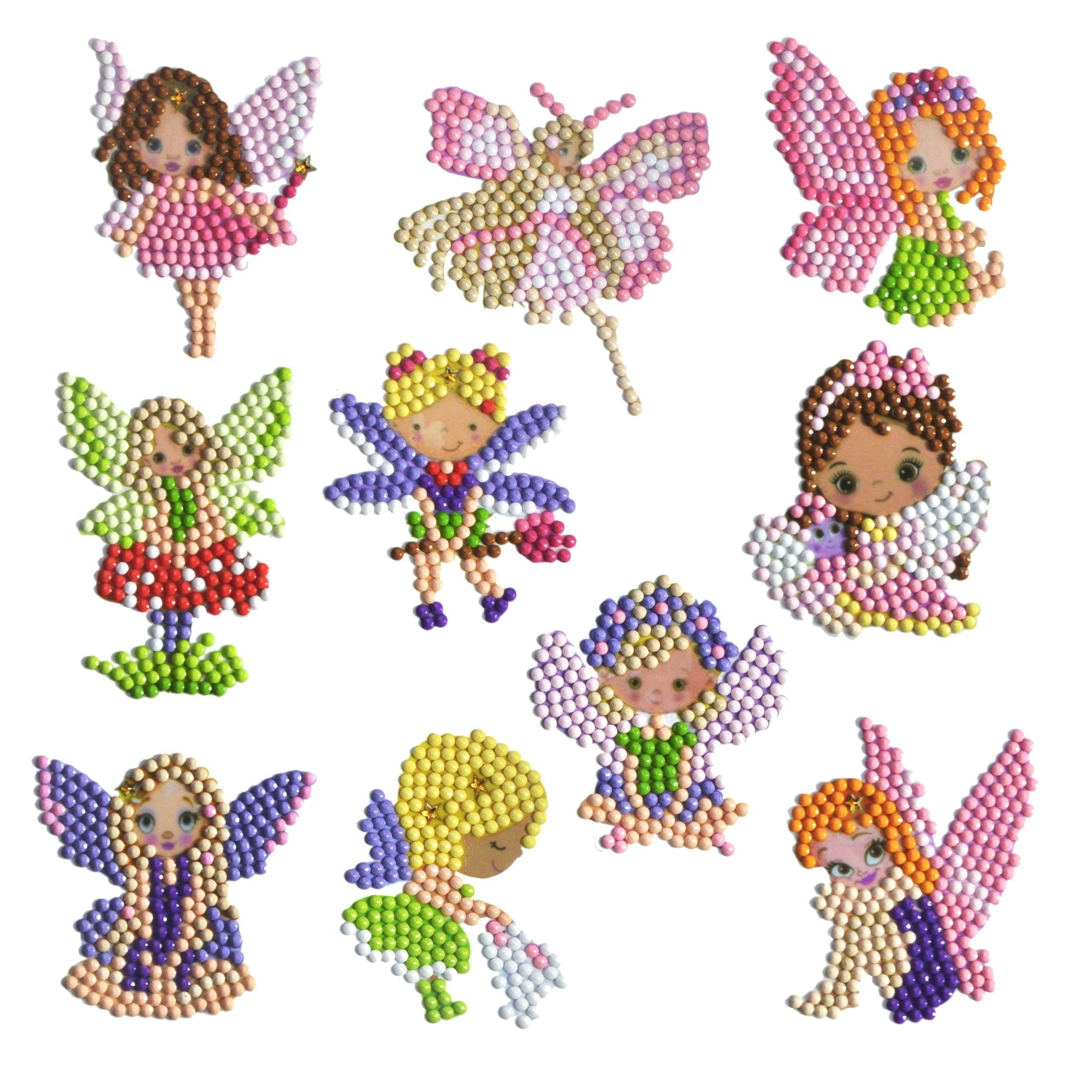 Diamond Painting Sticker mit zauberhaften Feenmotiven wie Blumenfeen, Feenmädchen mit Flügeln und kleinen Fliegenpilz-Feen, mit funkelnden Diamantsteinen verziert