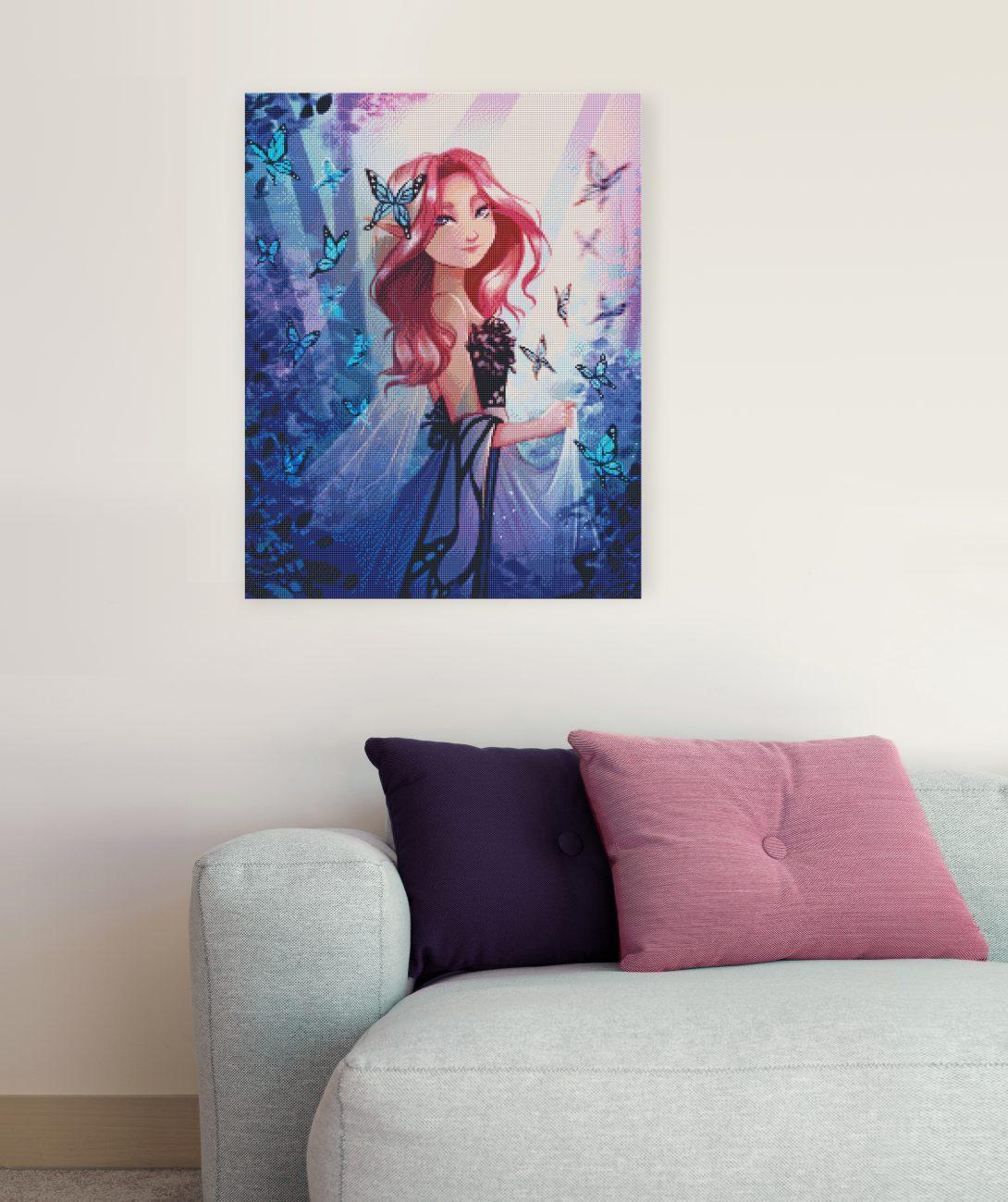 Mystisches Diamond Painting mit Schmetterlingskönigin, rosa Haaren und blauen Schmetterlingen als Fantasy Wandbild