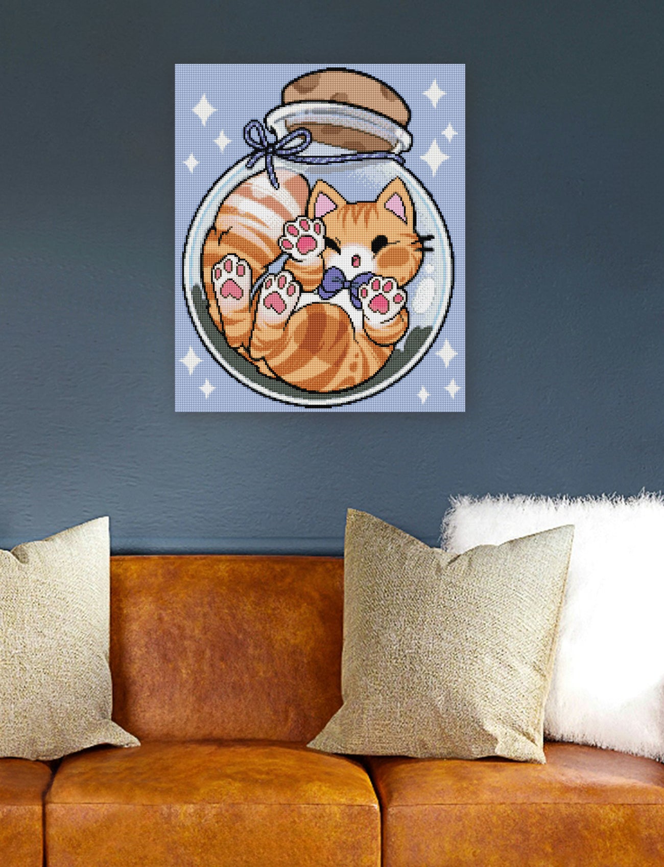 Niedliches Diamond Painting mit Kätzchen im Glasflakon als verspielte Wanddekoration für Katzenliebhaber und Fans zauberhafter Motive