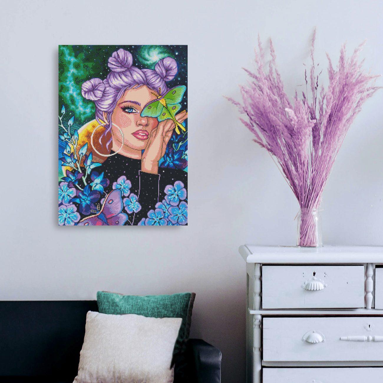 Cosmic Girl Diamond Painting mit Galaxie, Blumen und Schmetterlingen als magische Fantasy Wanddekoration