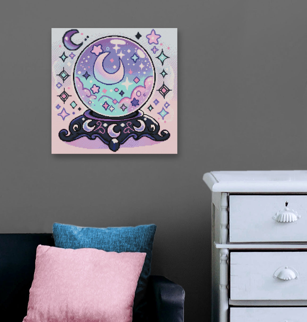 Mystisches Diamond Painting mit Kristallkugel, Mond und Sternen als magische Wanddekoration für Fantasy- und Esoterikfans