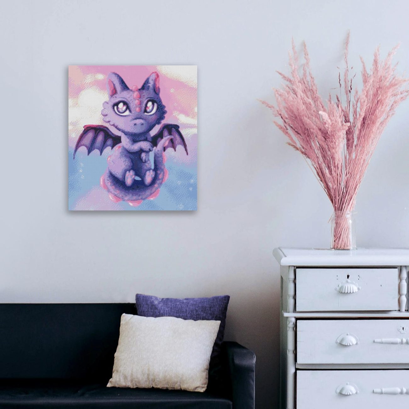Niedliches Diamond Painting mit fliegendem lila Drachen als farbenfrohe Fantasy Wanddekoration