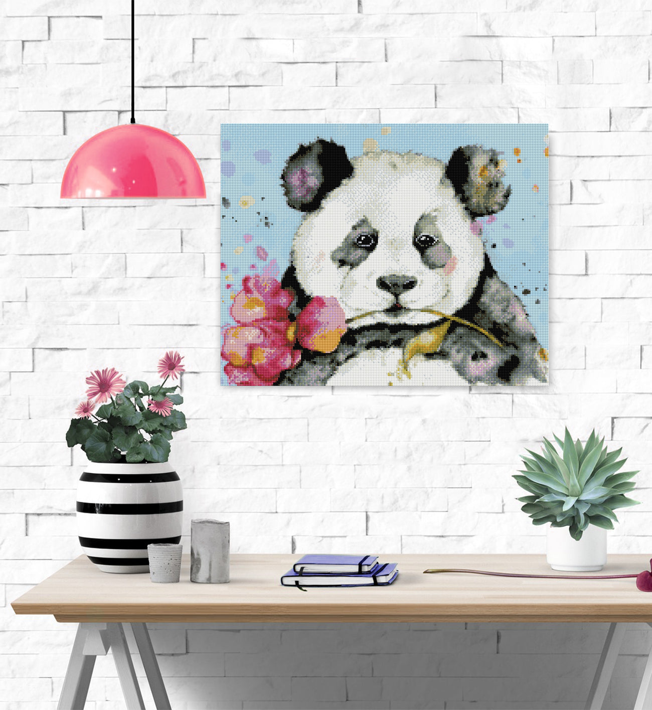 Fröhliches Diamond Painting mit Pandabär und großer Blüte als farbenfrohe Wanddekoration für Tier- und Blumenliebhaber