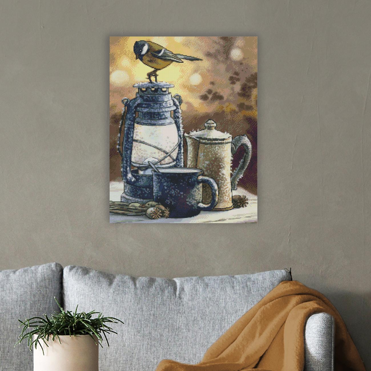 Stimmungsvolles Winter Diamond Painting mit Meise, Tasse und Laterne als gemütliche Wanddekoration