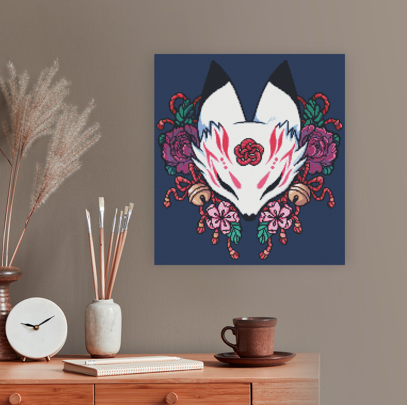 Mystisches Anime Diamond Painting mit Kitsune-Maske, Blüten, Blättern und Glöckchen als dekorative Wandgestaltung