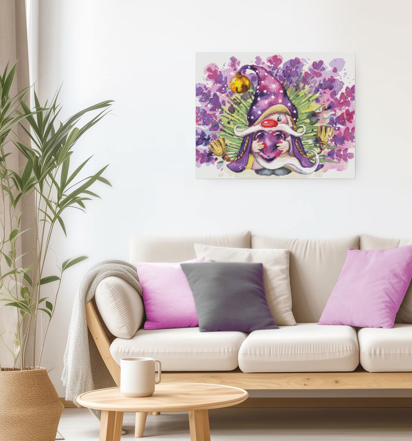 Niedliches Diamond Painting mit Lavendel-Gnom und herzförmigem Amethysten als zauberhafte Wanddekoration