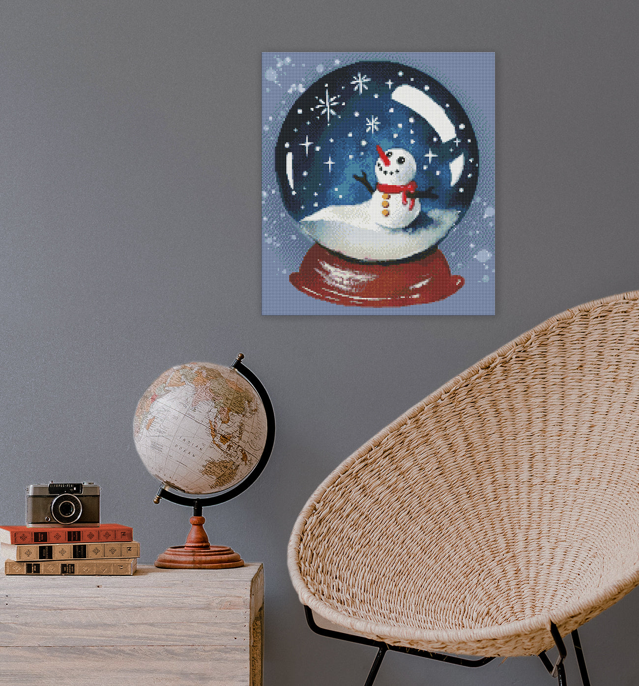 Fröhliches Diamond Painting mit Schneemann in einer Schneekugel als zauberhafte winterliche Wanddekoration