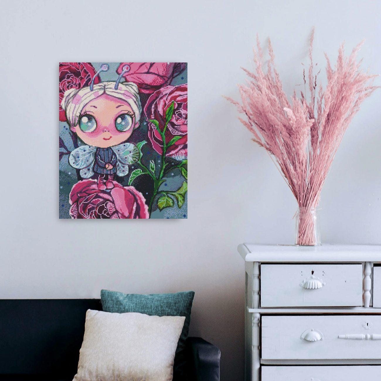 Diamond Painting Blumenfee mit rosa Rosen als zauberhafte Fantasy Wanddekoration für dein Zuhause