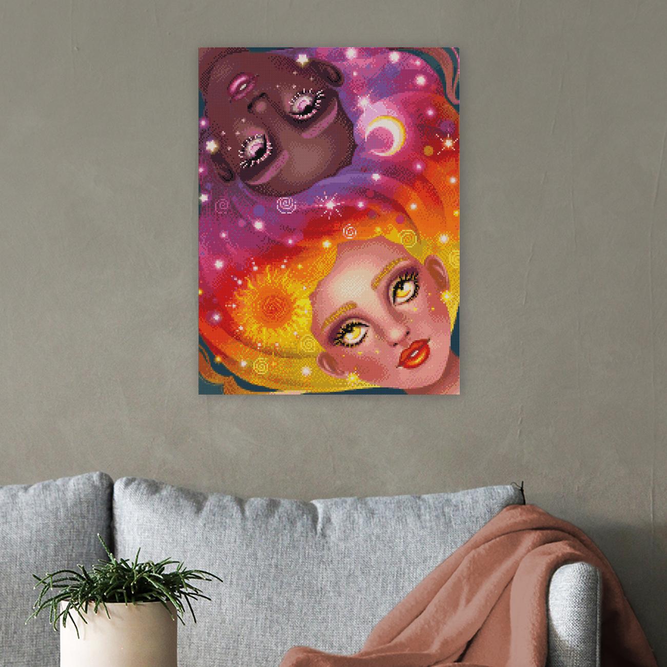 Ausdrucksstarkes Diamond Painting mit Mond- und Sonnensymbol sowie ineinanderfließenden Haaren als außergewöhnliche Wanddekoration