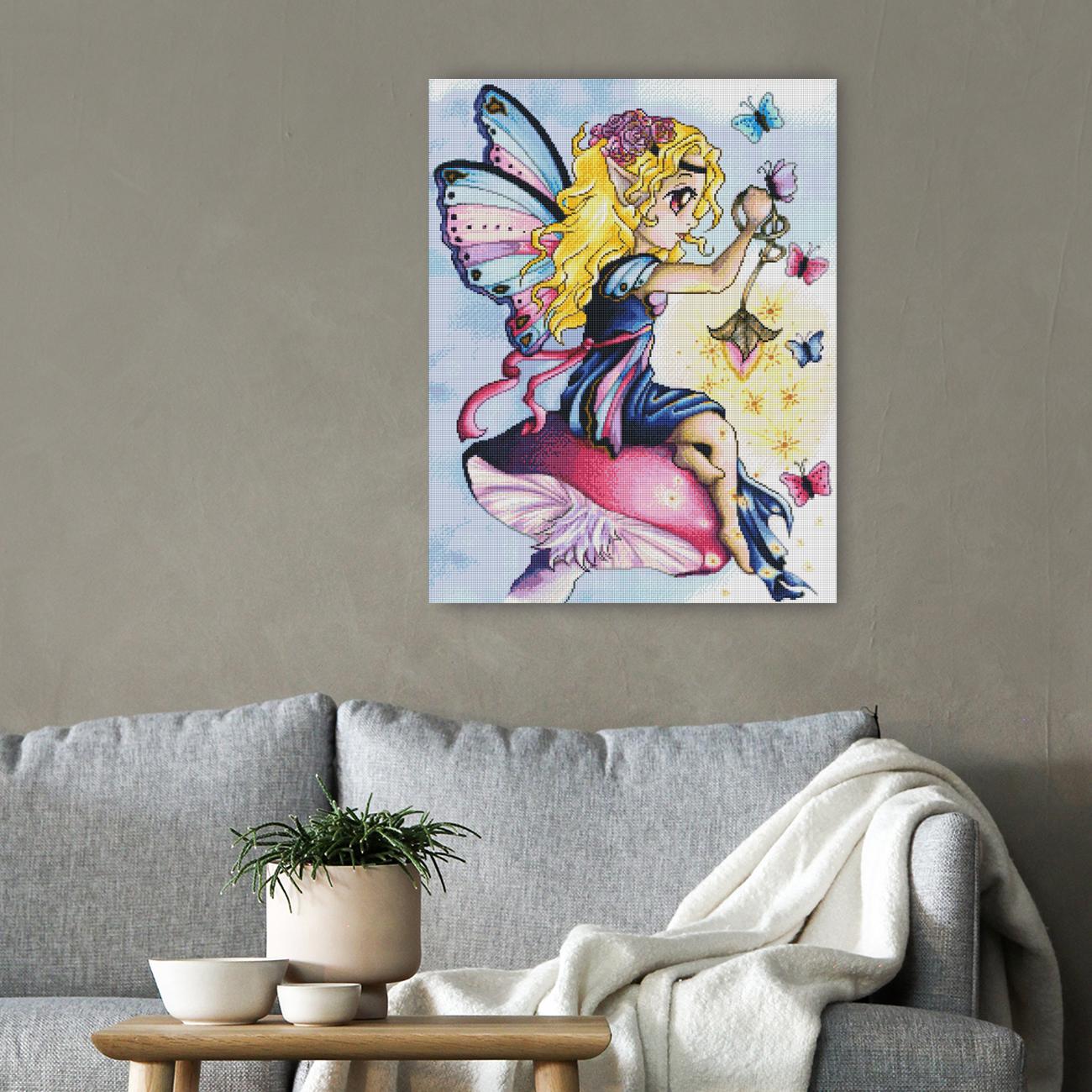 Diamond Painting Schmetterlingsfee auf einem Pilz als zauberhafte Fantasy Wanddekoration für dein Zuhause
