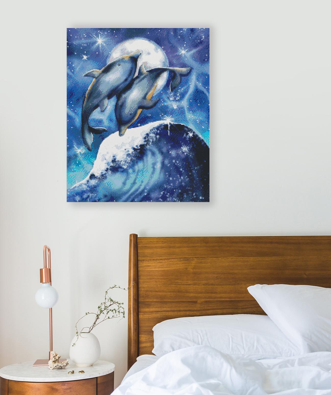 Stimmungsvolles Diamond Painting mit Delfinen, Vollmond und nächtlichem Ozean als maritime Wanddekoration