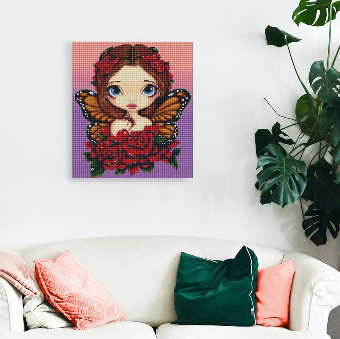 Zauberhaftes Diamond Painting mit Schmetterlingsfee und dunkelroten Rosen als romantische Fantasy Wanddekoration