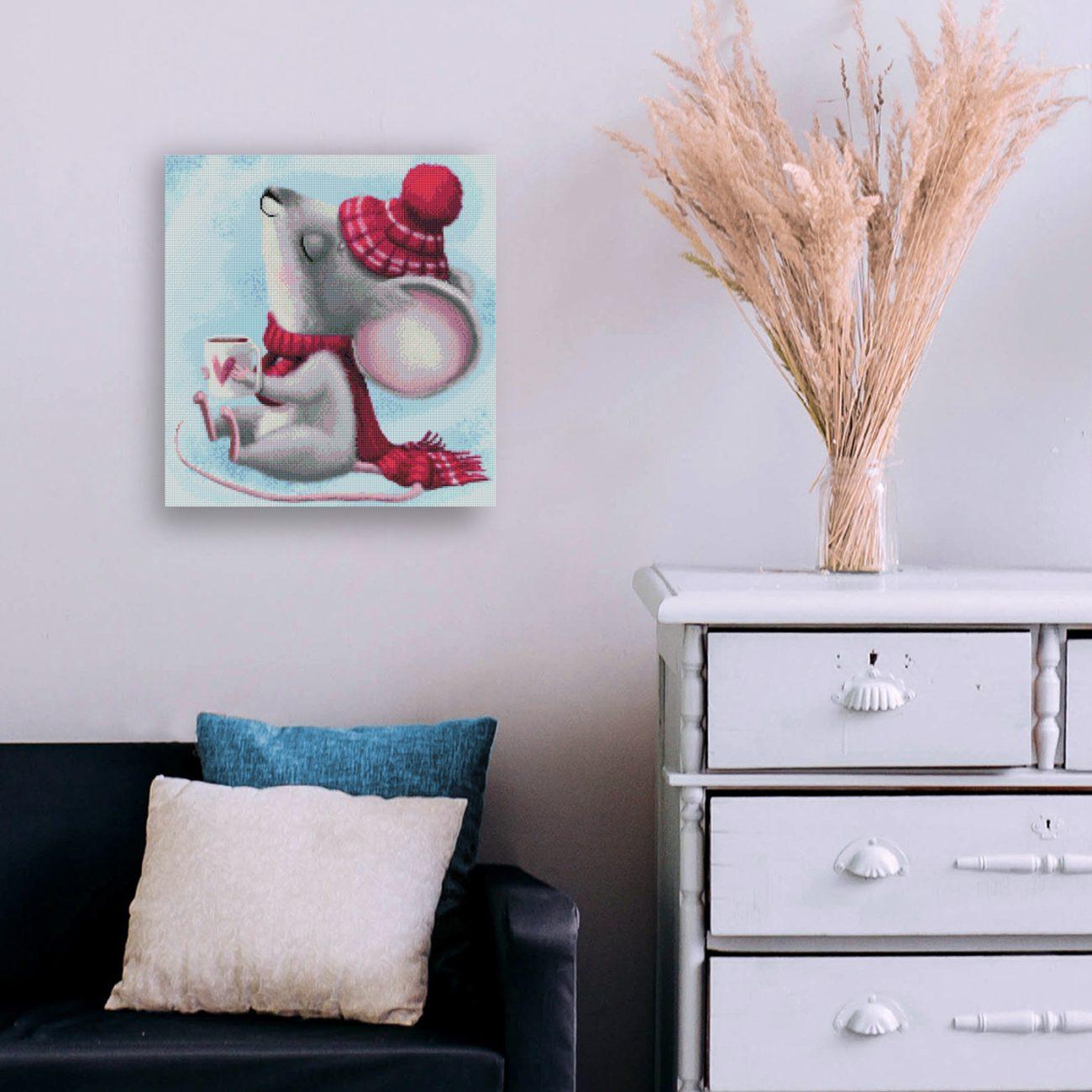Niedliches Diamond Painting mit Mäuschen, rotem Schal und Herztasse als gemütliche und liebevolle Wanddekoration