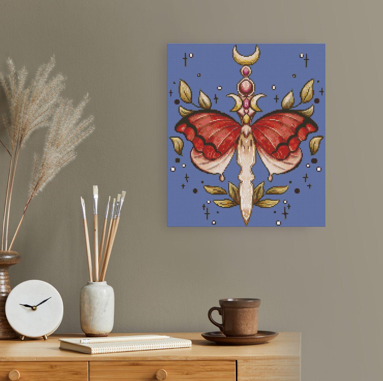 Mystisches Diamond Painting mit geflügeltem Dolch, Mondsymbol und goldenen Blättern als Fantasy Wanddekoration