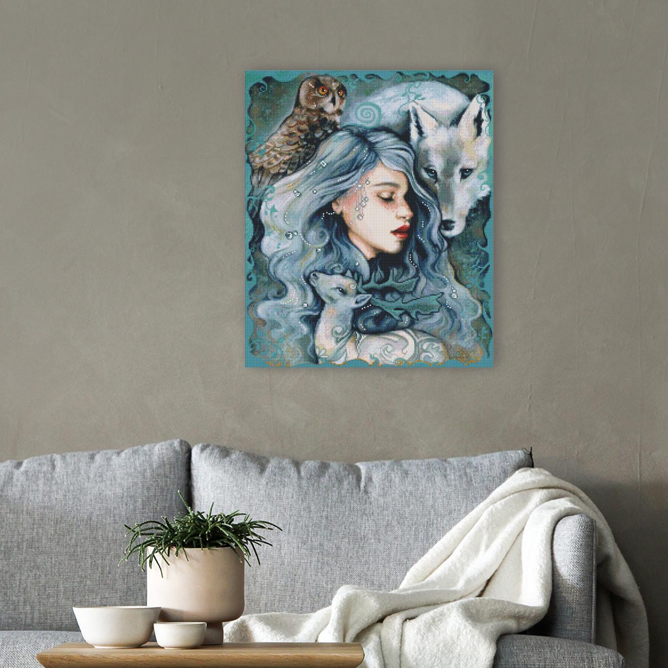 Märchenhaftes Diamond Painting mit Winterfee und Eule, Wölfe und Reh als tierische Gefährten als zauberhafte Winterdekoration