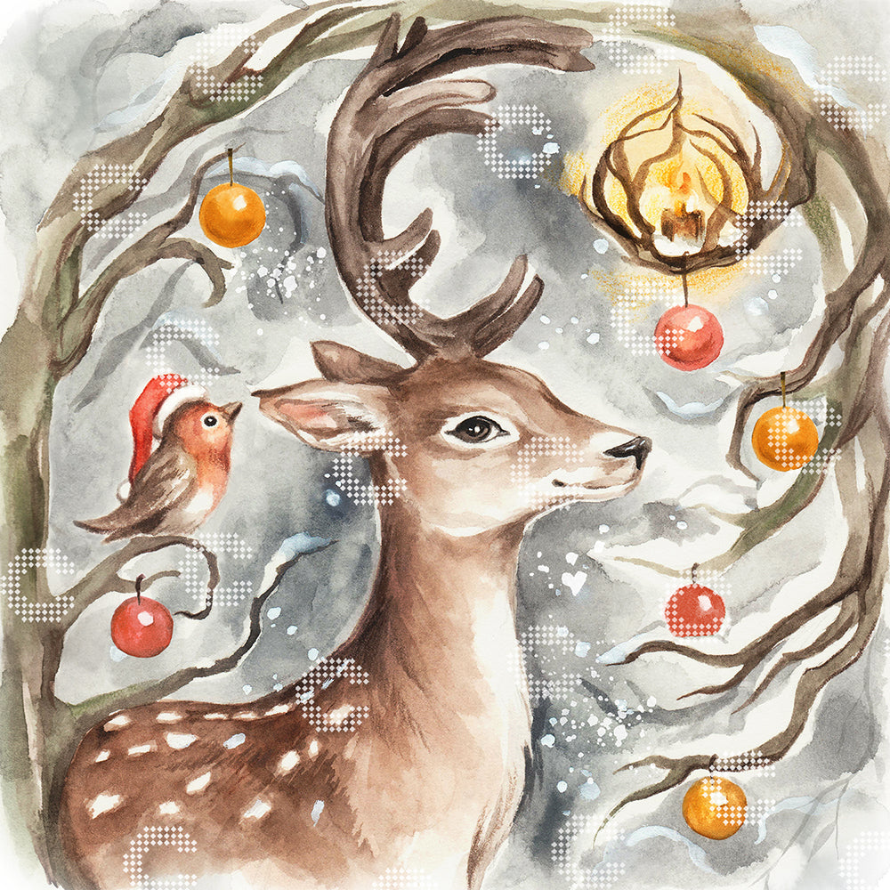 Diamond Painting mit einem Hirsch und einem kleinen Rotkehlchen mit Weihnachtsmannmütze, die eine flackernde Kerze im tief verschneiten Winterwald umgeben, zwischen glitzernden Zweigen mit glänzenden Weihnachtskugeln