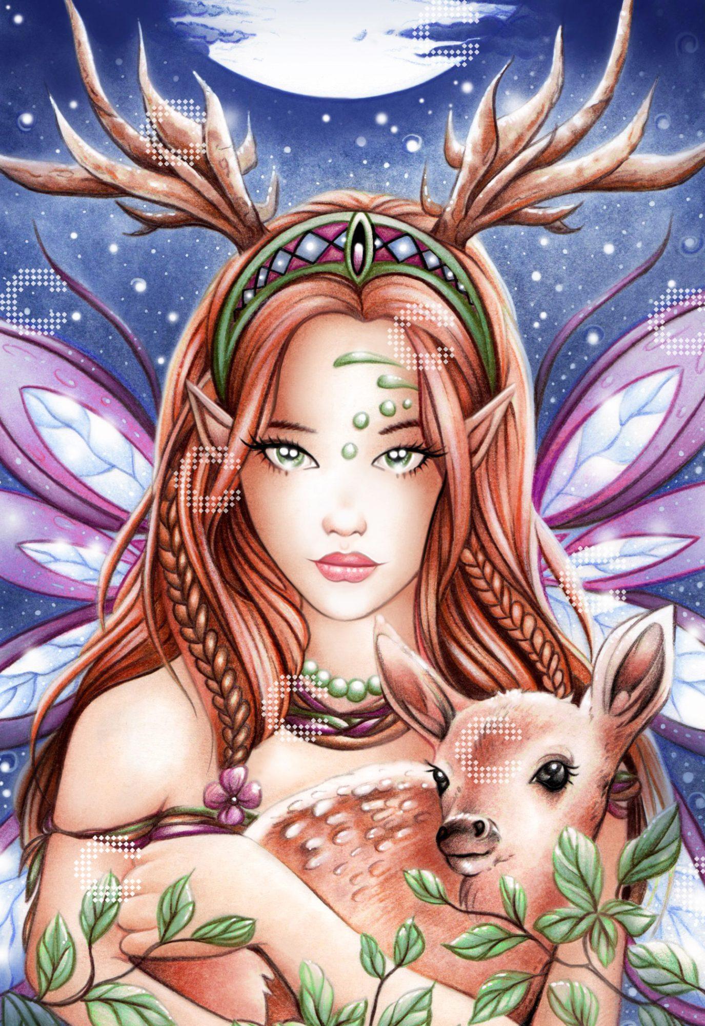 Diamond Painting mit einer Elfe mit spitzen Ohren und Geweih, zartlila Flügeln und passendem Haarband, langen braunen Haaren und einem kleinen Rehkitz im Arm, unter einem Vollmond mit funkelnden Sternen am Nachthimmel, umgeben von Ästen mit grünen Blättern