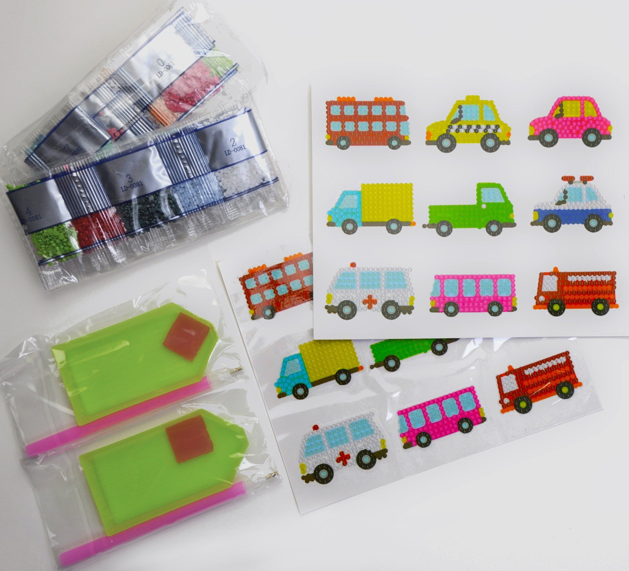Komplettes Diamond Painting Sticker Bastelset für Kinder mit zwei Stickerbögen, Fahrzeugmotiven, Diamantsteinchen und zwei Toolkits