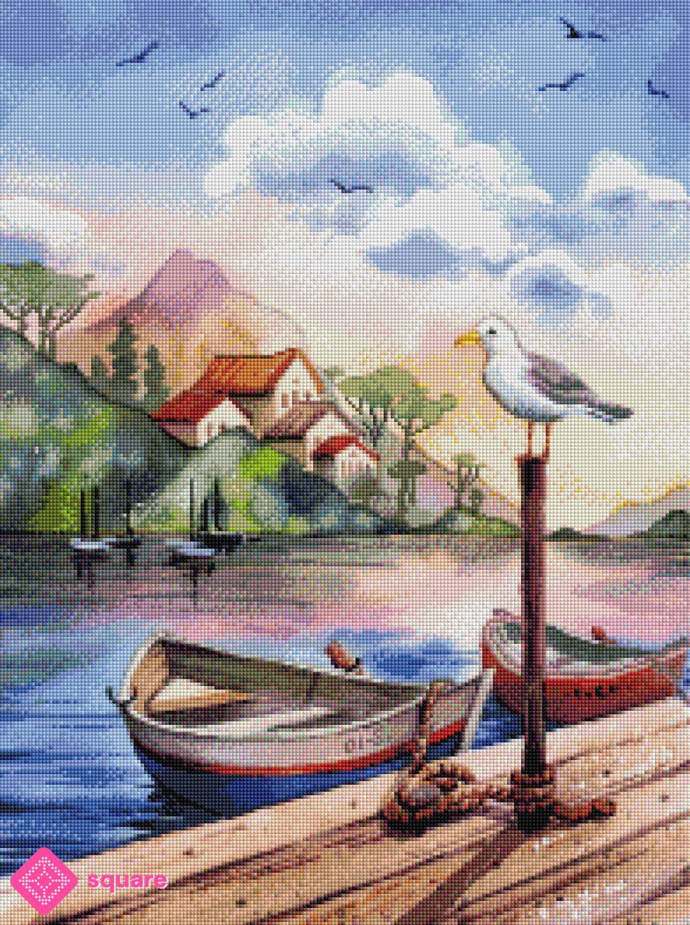 Diamond Painting Vorschau mit ruhigem See zwischen imposanten Bergen, Bootssteg, Booten, Möwe und kleinen Häusern am gegenüberliegenden Ufer in funkelnder Steinoptik