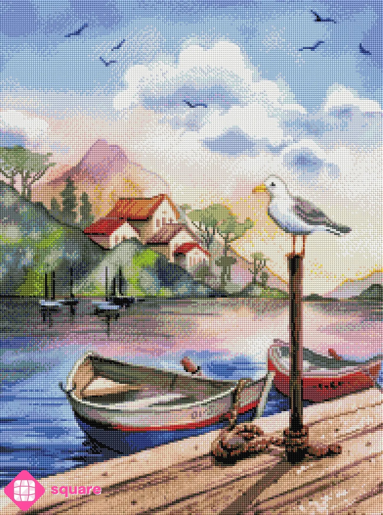 Diamond Painting Vorschau mit ruhigem See zwischen imposanten Bergen, Bootssteg, Booten, Möwe und kleinen Häusern am gegenüberliegenden Ufer in funkelnder Steinoptik