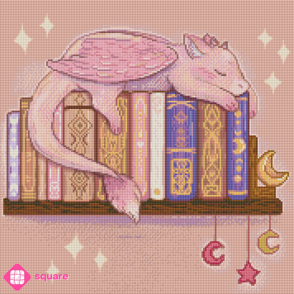 Diamond Painting Vorschau mit niedlichem rosa Drachen, der entspannt auf gestapelten Büchern in einem Wandregal liegt und träumt, in funkelnder Steinoptik