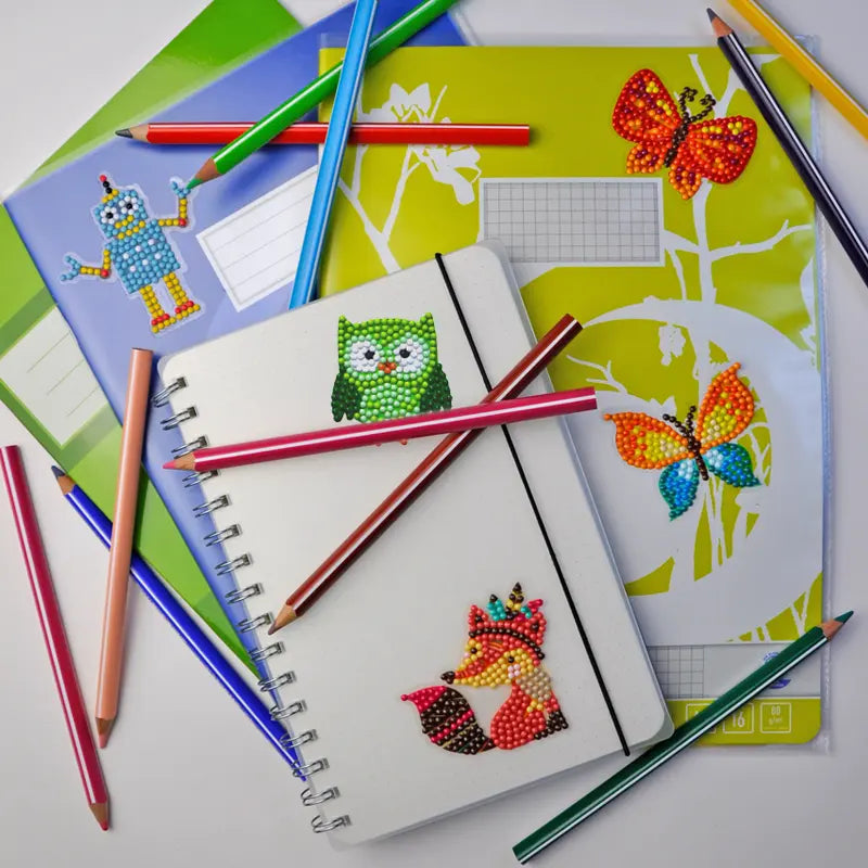 Diamond Painting Sticker mit Tier-Motiven wie Eule, Fuchs und Schmetterling auf Schulheften