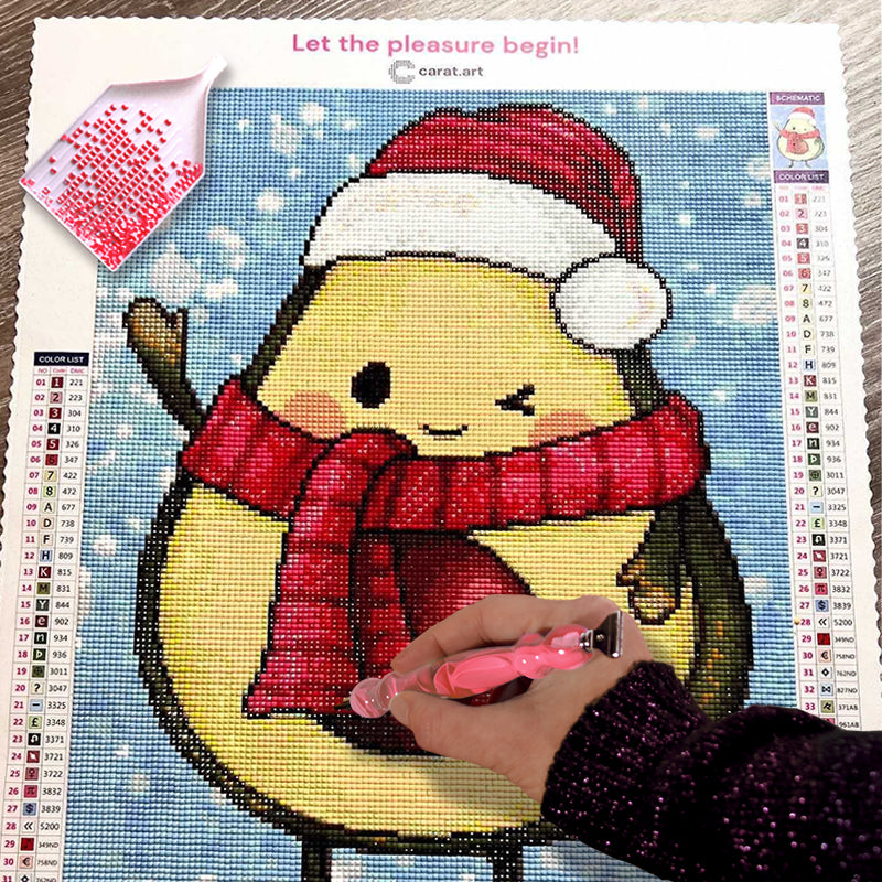 Diamond Painting Weihnachten Avocado trägt roten Schal und Weihnachtsmütze