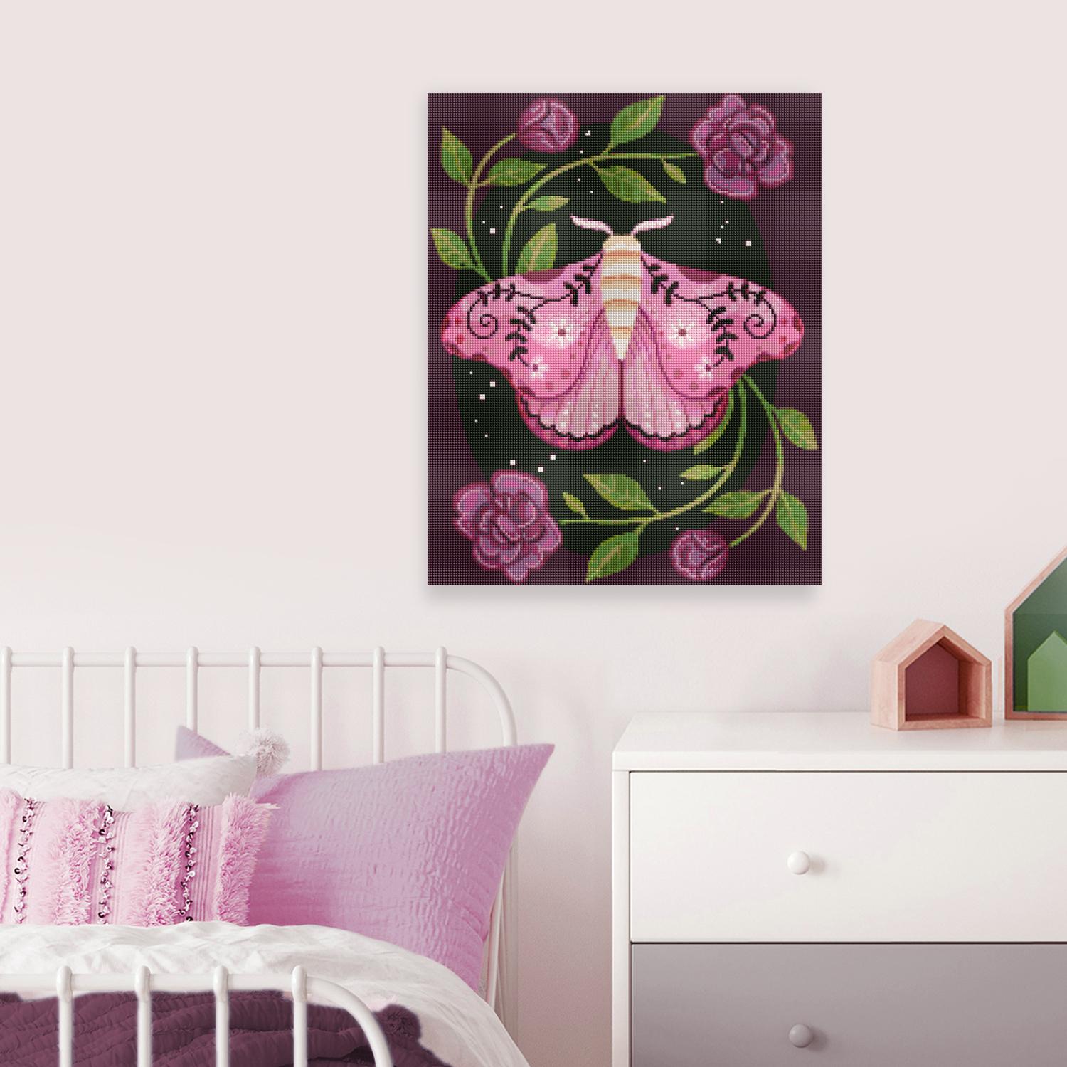 Diamond Painting Fantasy Motiv mit Motte als Wanddekoration