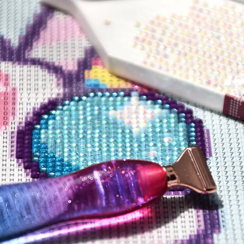 Diamond Painting Leinwand Nahaufnahme mit AB Sondersteinen und Diamond Painting Stift