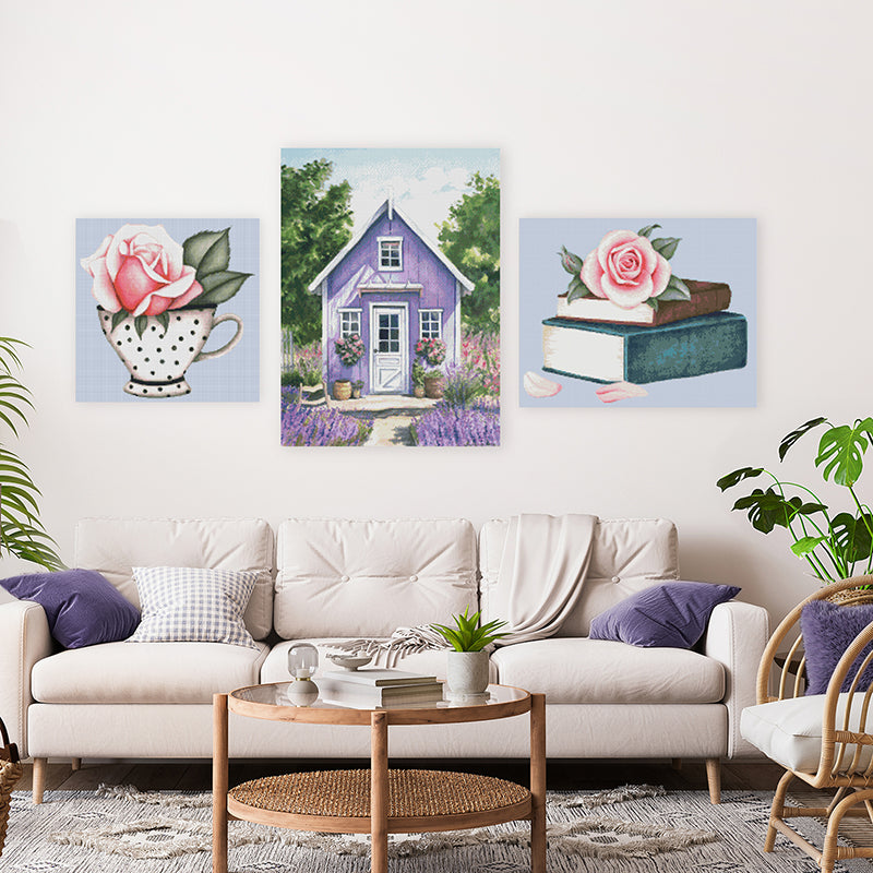 Drei Diamond Paintings: Ein Haus mit Blumen davor in der Mitte und links jeweils eine Blume, links eine Blume mit Tasse und rechts eine Blume mit Buch