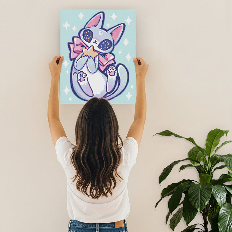 Frau hängt Diamond Painting Fantasy blaue Katze an die Wand