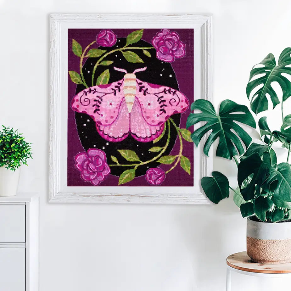 Diamond Painting mit Schmetterling und Blumen Motiv im Rahmen als dekorativer Blickfang an der Wand