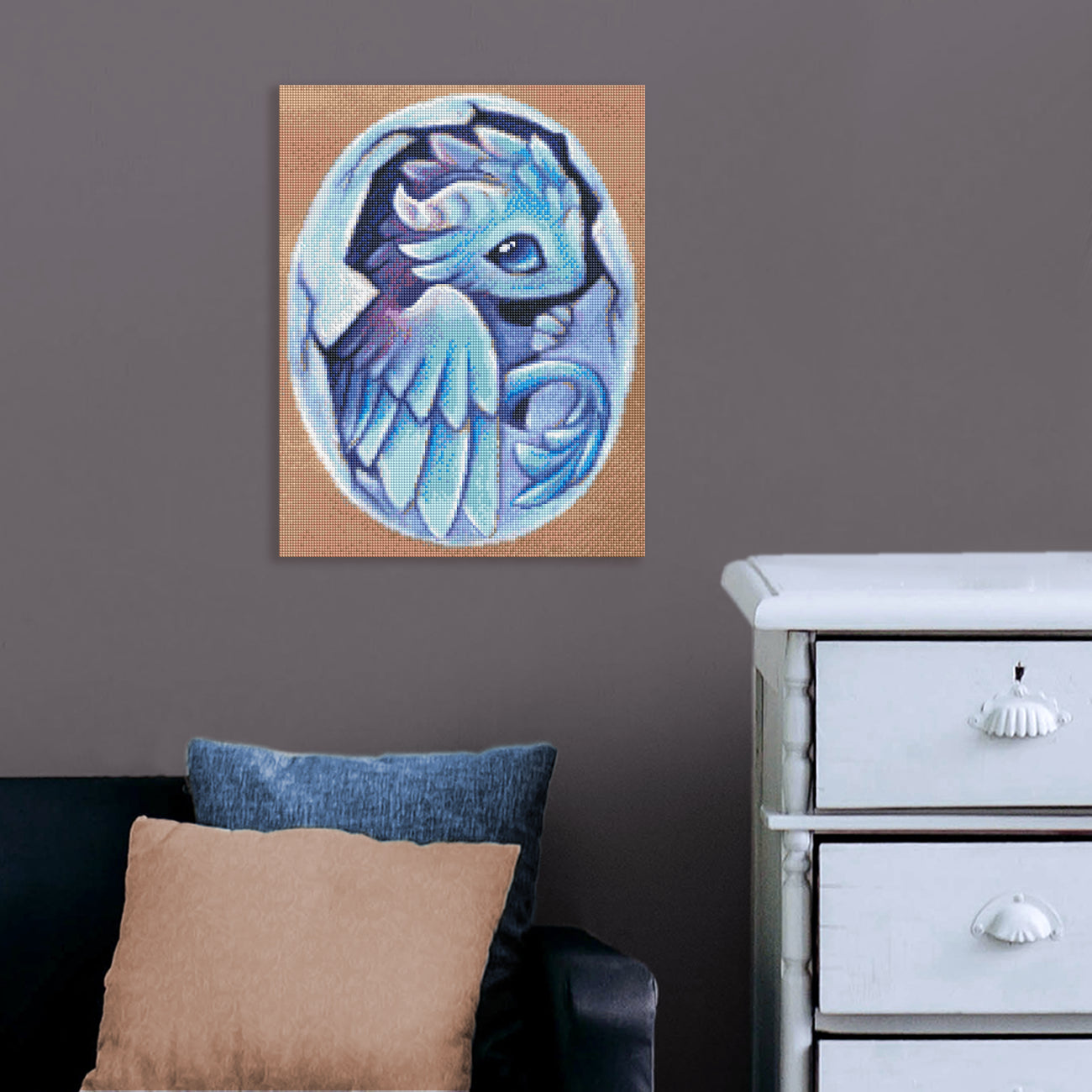 Niedliches Diamond Painting mit kleinem hellblauen Drachen, der aus seinem Ei schlüpft, als zauberhafte Fantasiedekoration