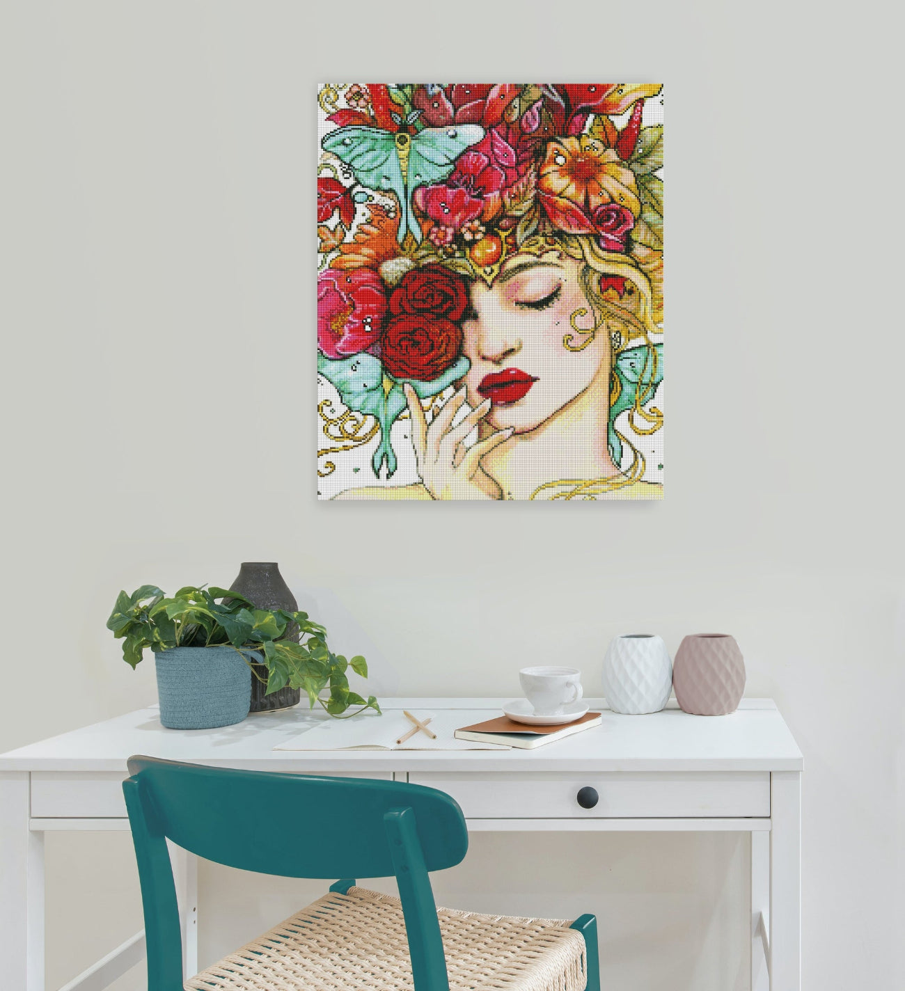 Verträumtes Diamond Painting mit Blumenkrone und Nachtfaltern als romantische florale Wanddekoration