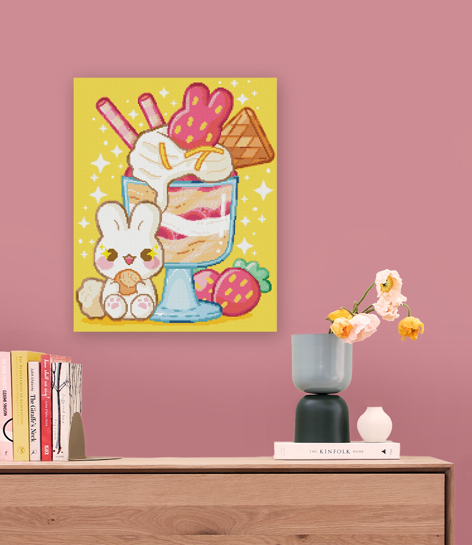 Niedliches Diamond Painting mit Häschen und Erdbeereisbecher als verspielte und farbenfrohe Wanddekoration