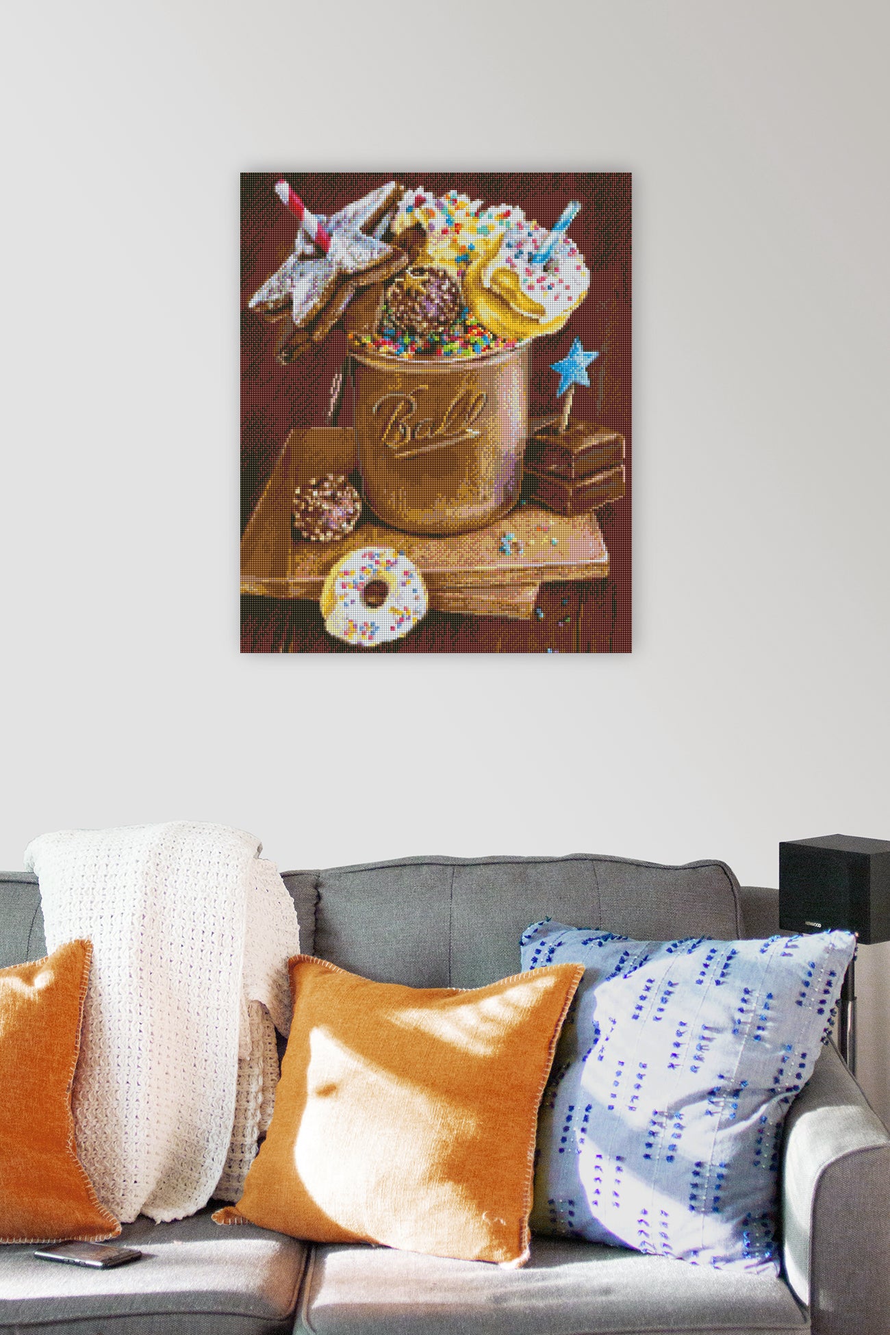Gemütliches Diamond Painting mit heißer Schokolade und süßen Köstlichkeiten als winterliche Dekoration