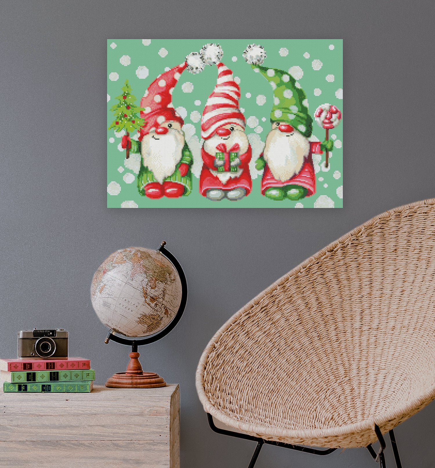 Fröhliches Diamond Painting mit drei Weihnachtsgnomen und liebevollen Weihnachtsdetails als festliche Wanddekoration