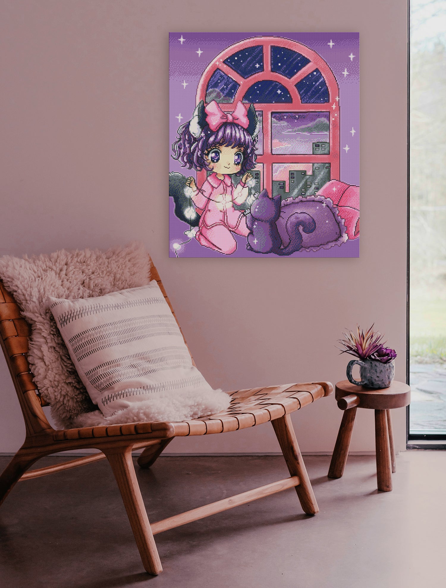 Niedliches Diamond Painting mit Chibi Mädchen, schwarzer Katze und funkelnder Lichterkette vor einer nächtlichen Skyline als gemütliche Wanddekoration