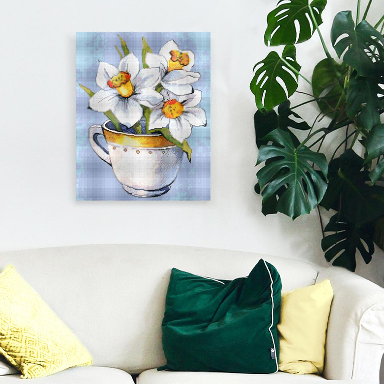 Frühlingshaftes Diamond Painting mit zarten Narzissen in einer Tasse als stilvolle Wanddekoration