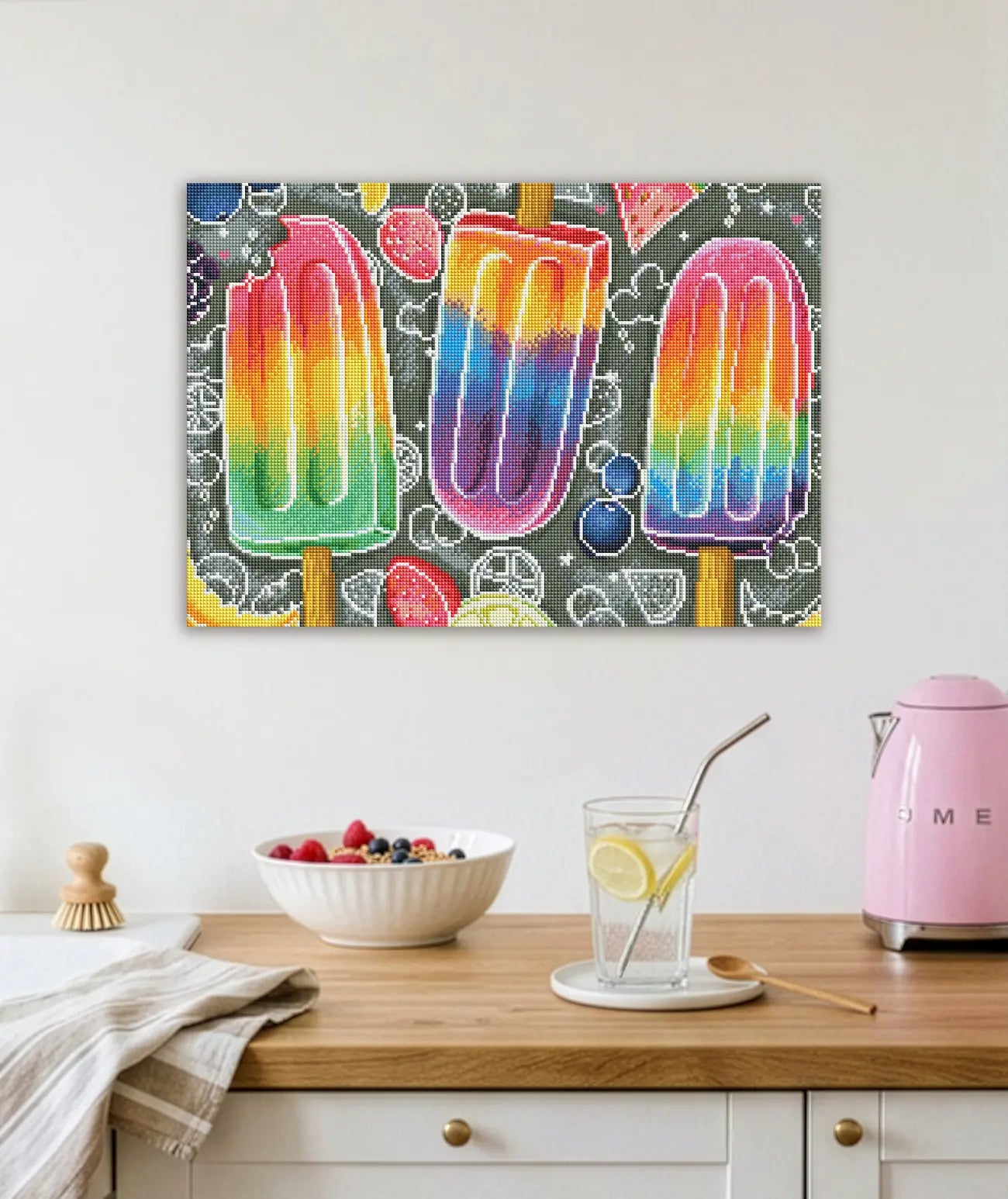 Diamond Painting mit lckerem Eis-Motiv in Regenbogenfarben als farbenfrohe Wanddekoration in Küche oder Eßzimmer