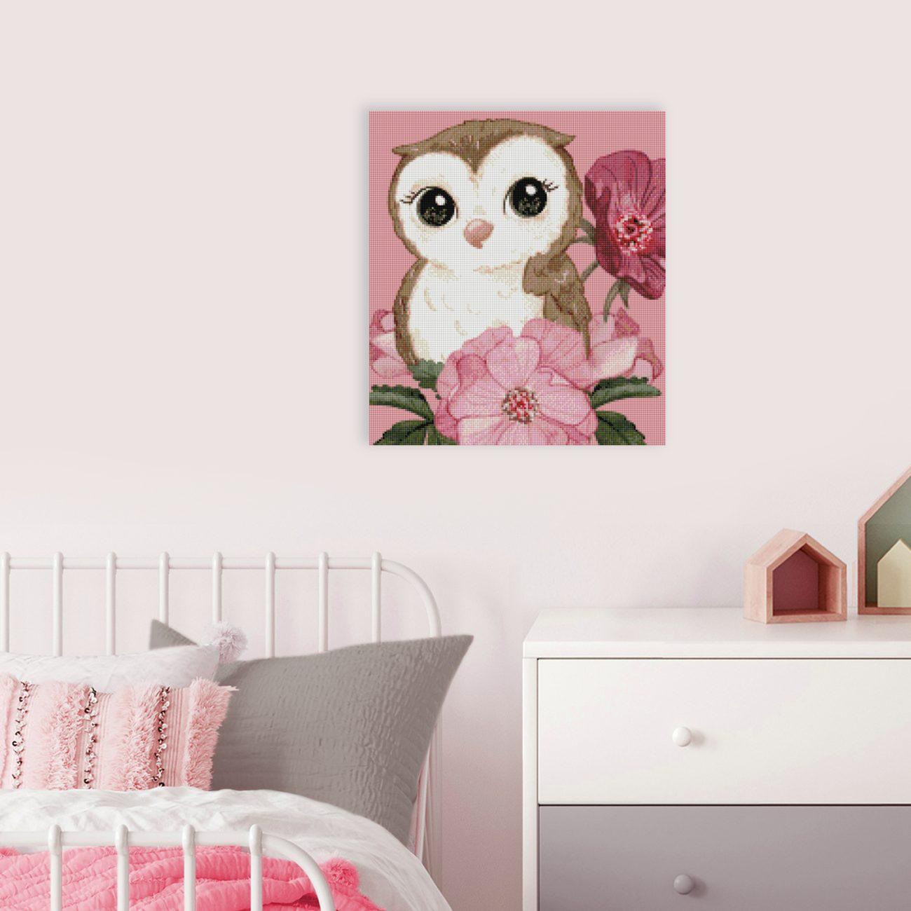 Diamond Painting als Wanddekoration
Romantisches Diamond Painting mit Eule und rosa Rosen als florale Wanddekoration für dein Zuhause