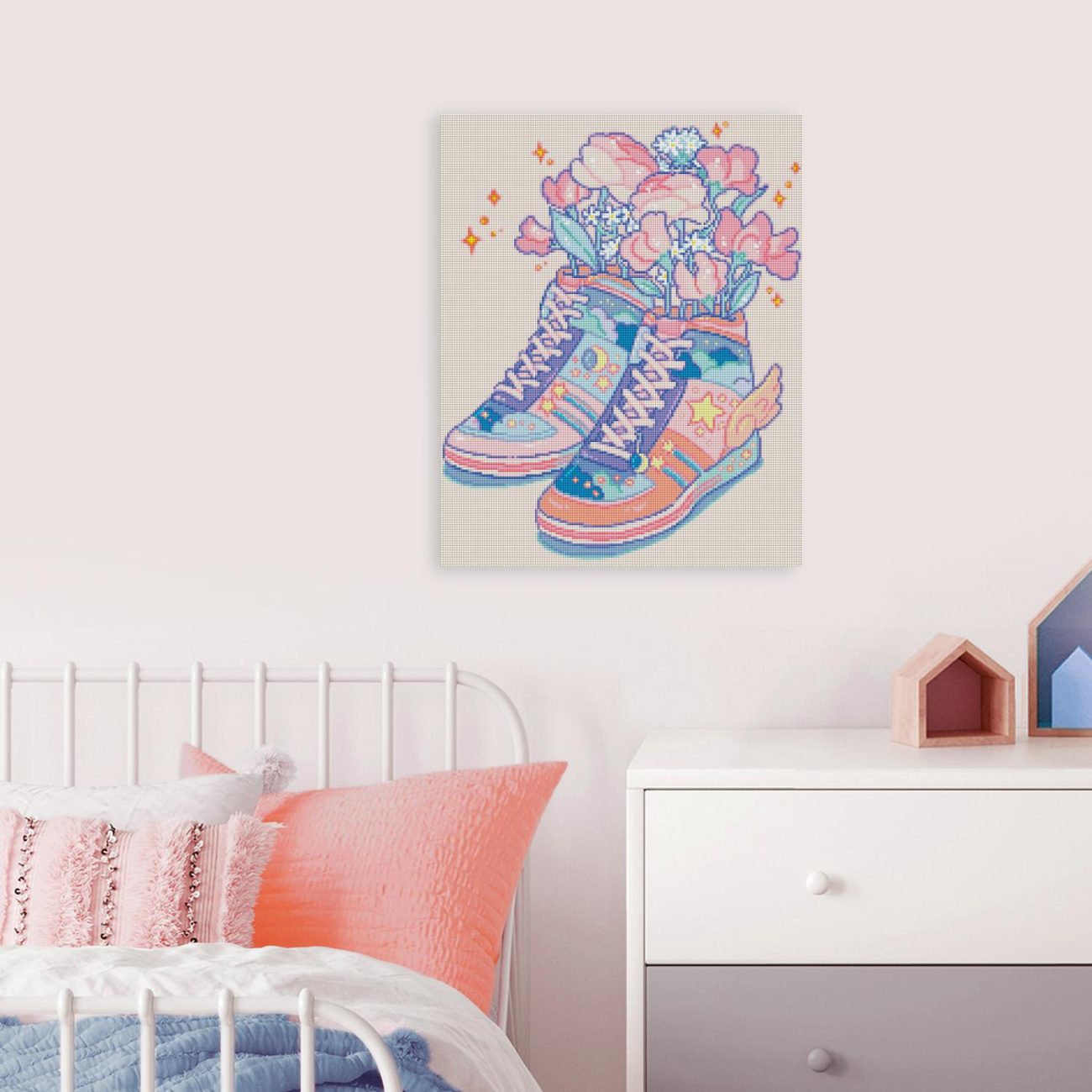 Diamond Painting von Hiroko mit bunten Blumen Sneakern als fröhliche florale Wanddekoration
