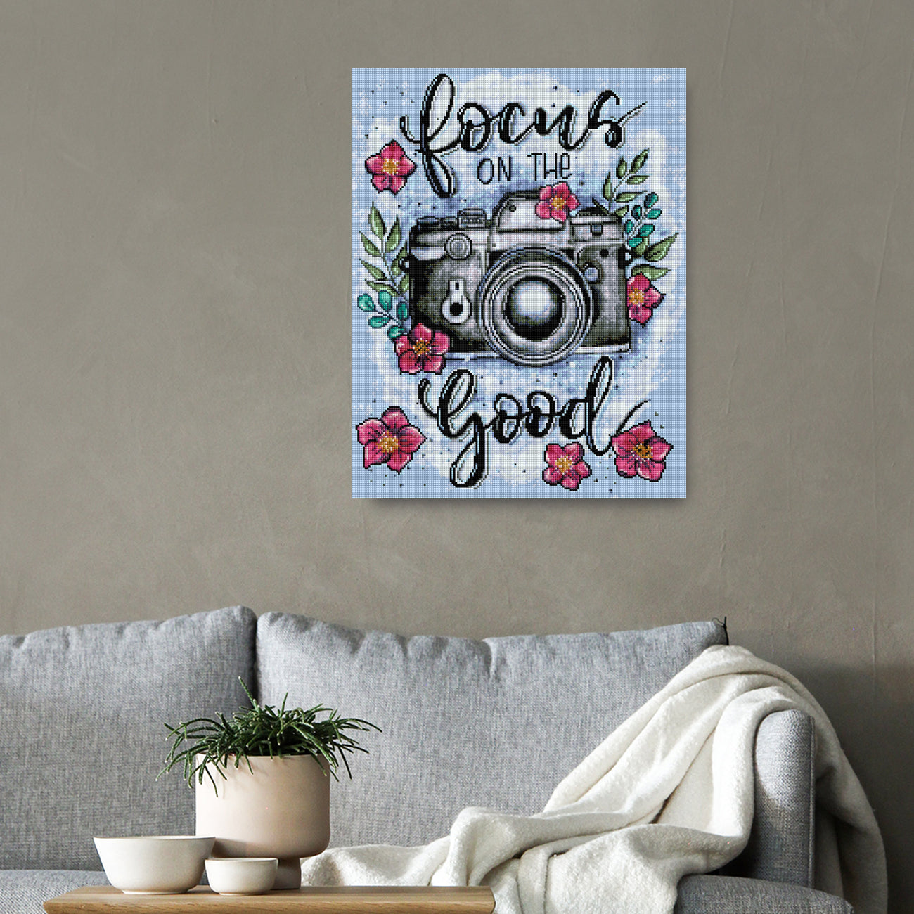Diamond Painting Kamera mit Blumen als stilvolle Wanddekoration im Wohnbereich