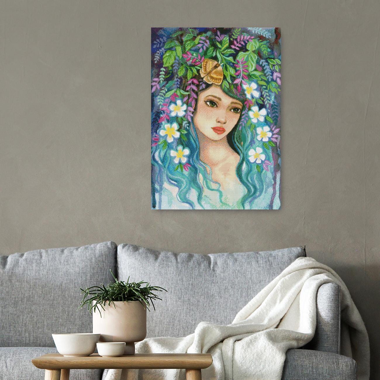 Verträumtes Diamond Painting mit Waldmädchen und floralem Blätterhaar als märchenhafte Wanddekoration