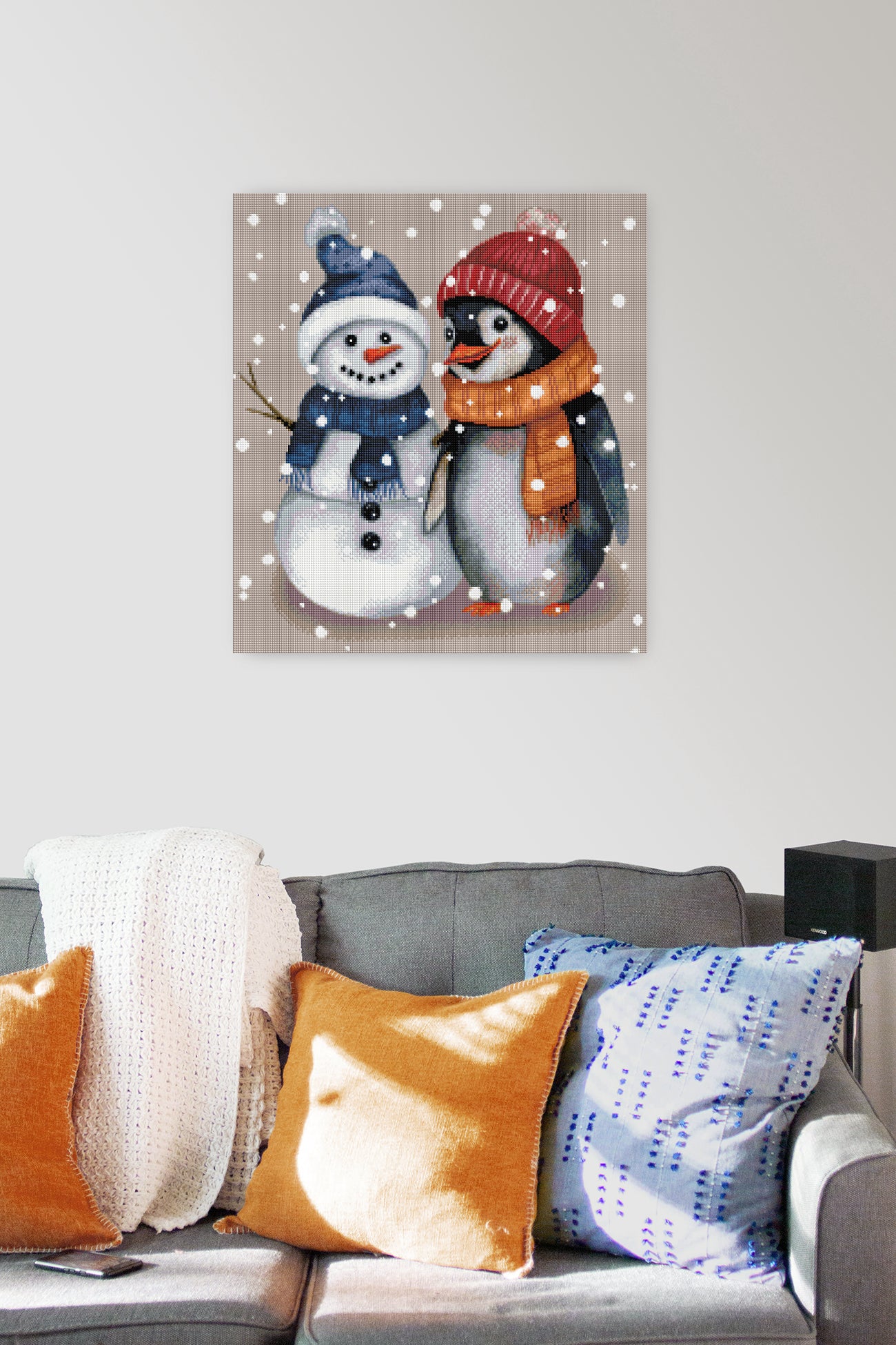 Diamond Painting Set mit kleinem Pinguin und kleinem Schneemann, beide mit Schal und Mütze, umgeben von tanzenden Schneeflocken inklusive Leinwand, Carat Art Karton und hochwertigem Zubehör