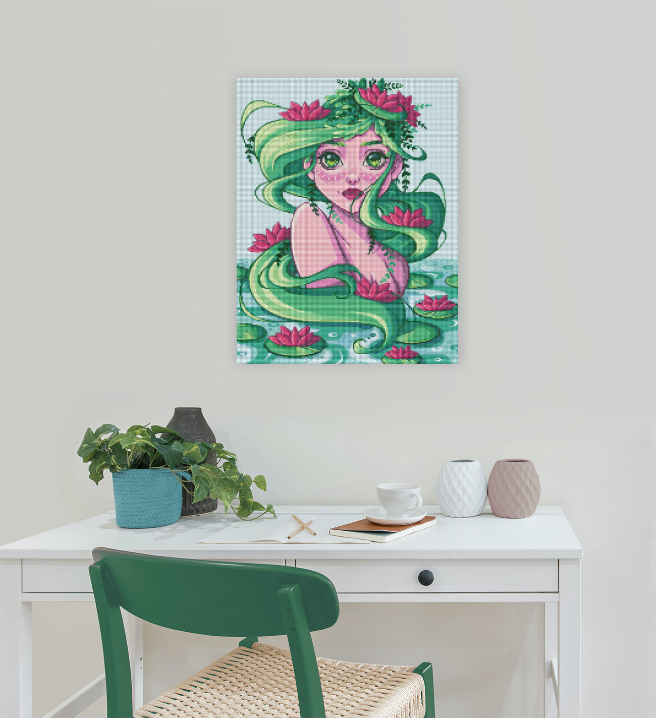 Diamond Painting Meerjungfrau mit grünen Haaren und pinfarbenen Blumen als stilvolle Wanddekoration im Wohnbereich für Fantasy-Fans
