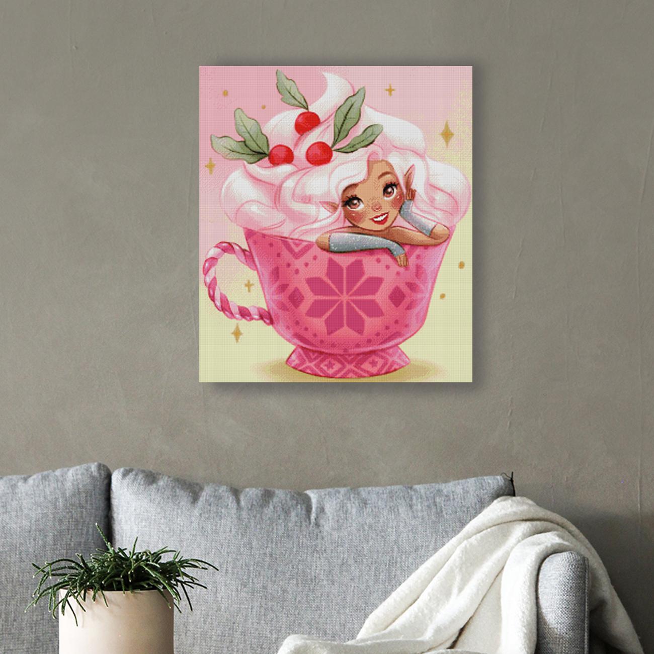 Verspieltes weihnachtliches Diamond Painting mit kleiner Schokoladen-Elfe in einer Tasse als zauberhafte Wanddekoration