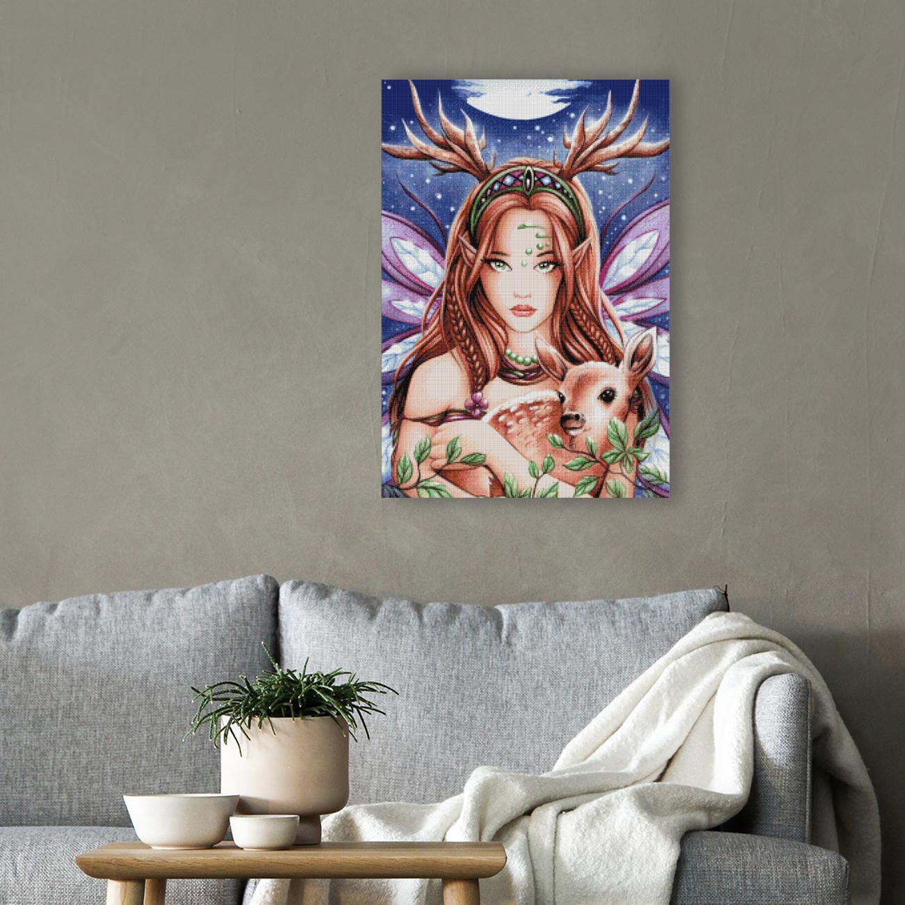 Märchenhaftes Diamond Painting mit Elfe und Rehkitz unter dem Vollmond als zauberhafte Wanddekoration